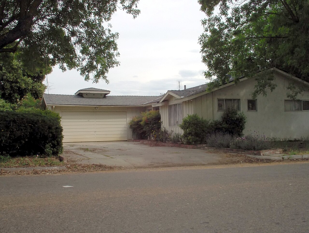 A one-story ranch house of the kind common in older Dallas and Tarrant County neighborhoods
