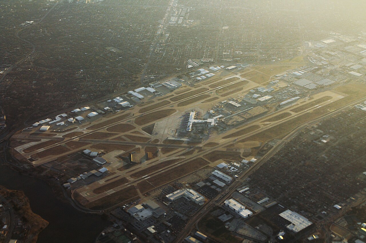 Love Field or DFW: Comparing Parking Costs and Cell Lots