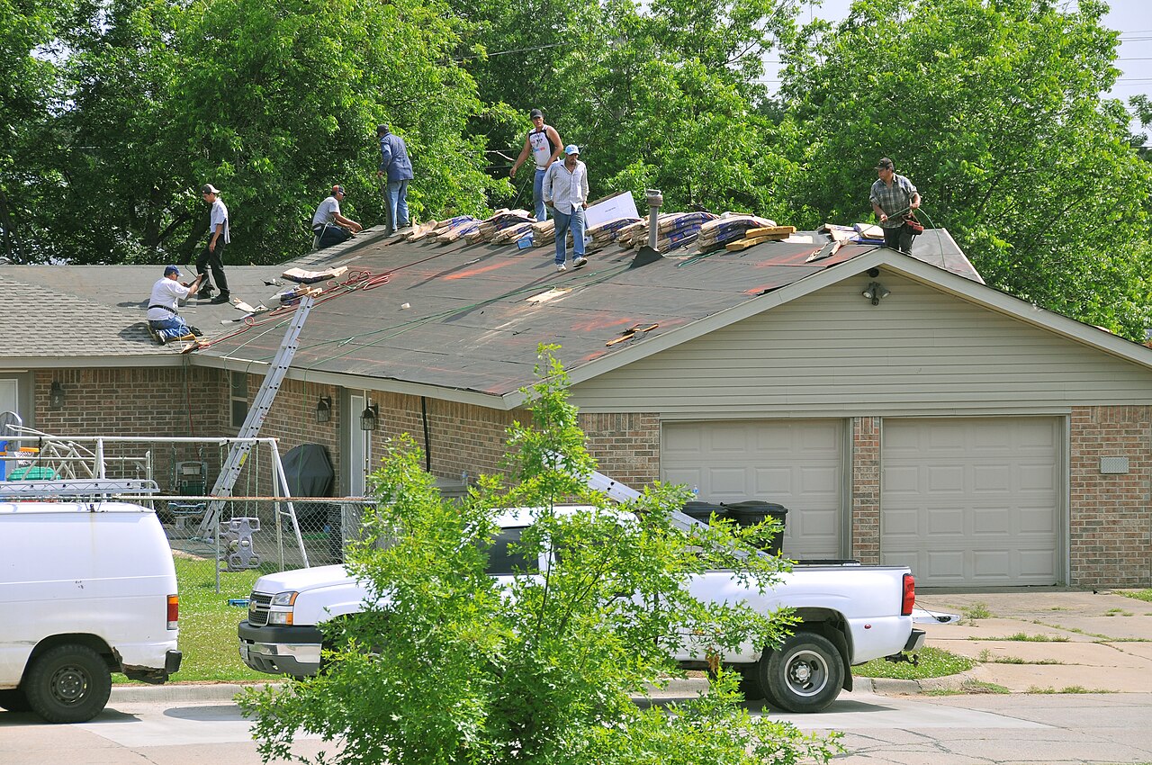 Hiring a Roofer After a Storm: How to Vet the Crew